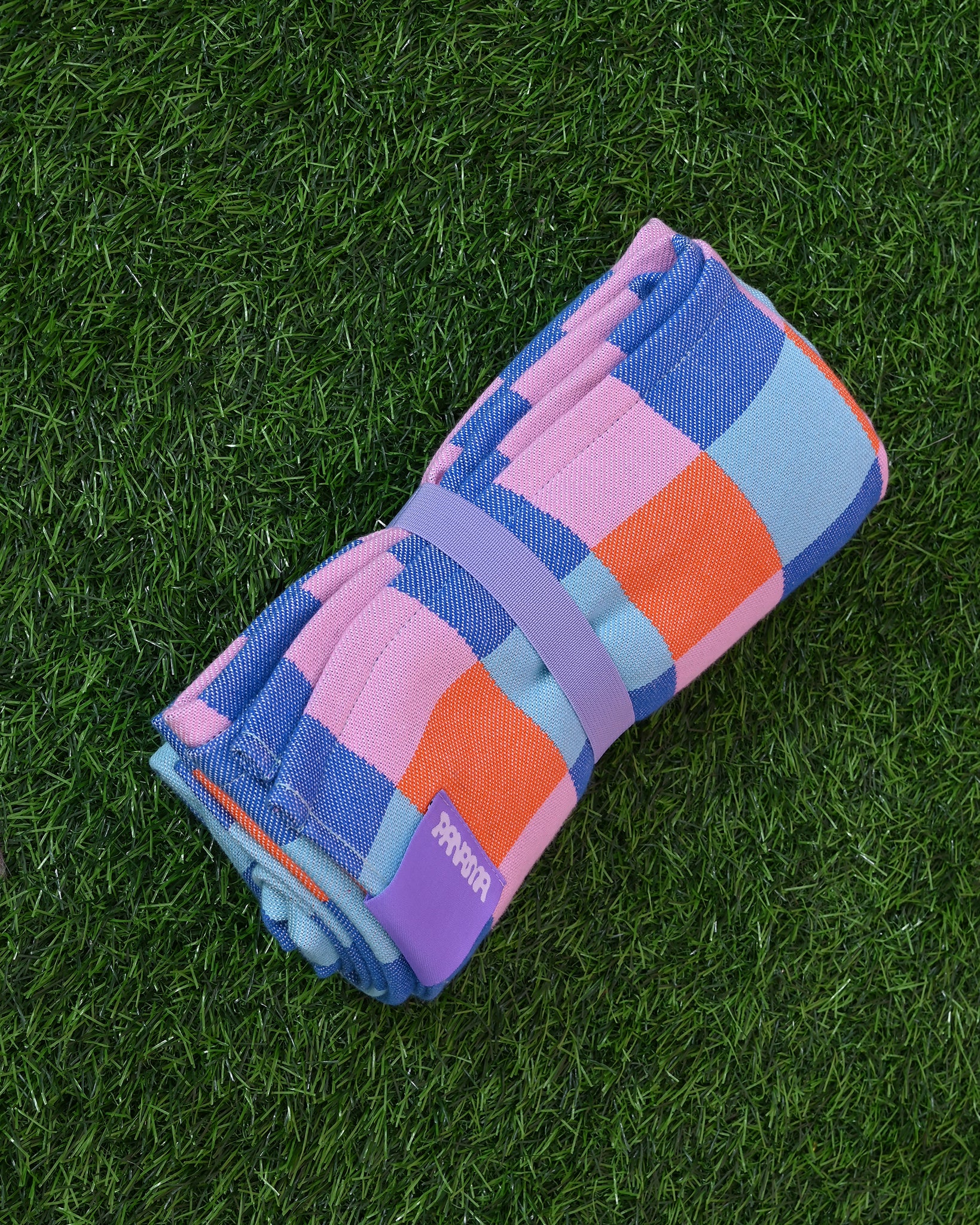 KAFELKI ręcznik żakardowy złożony spięty fioletową gumką