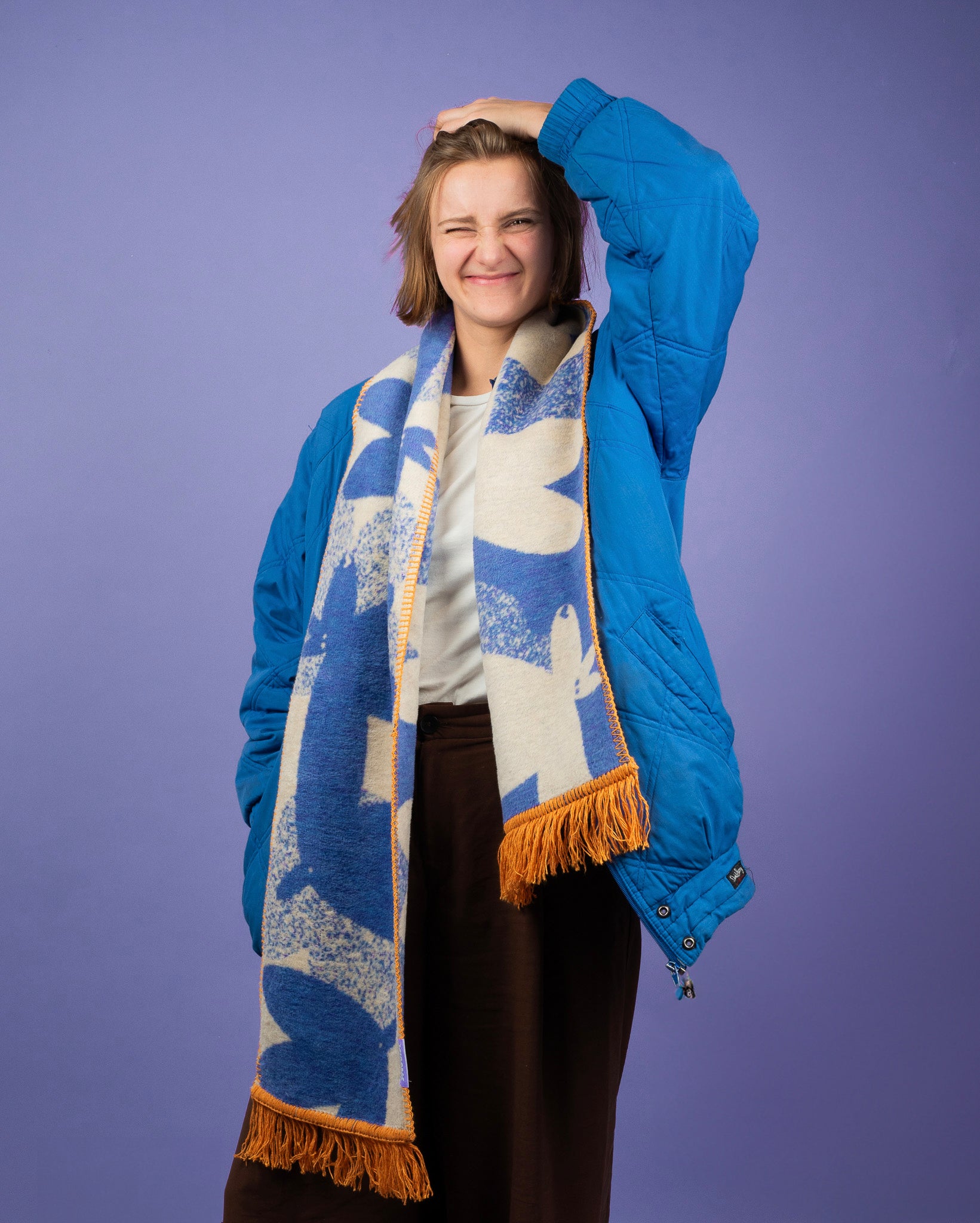Kamila w niebiesko - beżowym szaliku, na fioletowym tle