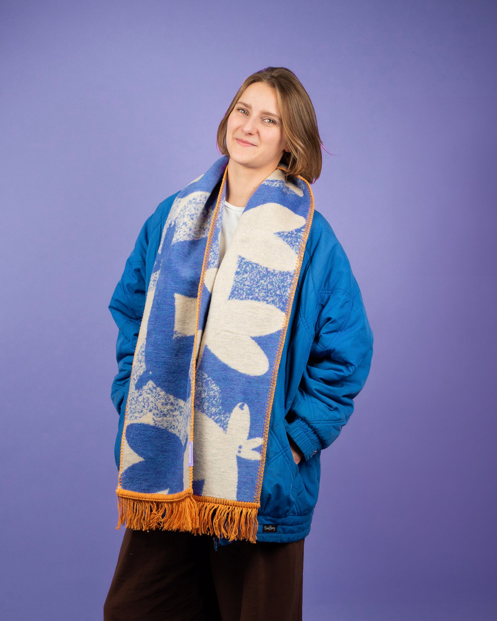 Kamila w niebiesko - beżowym szaliku, na fioletowym tle