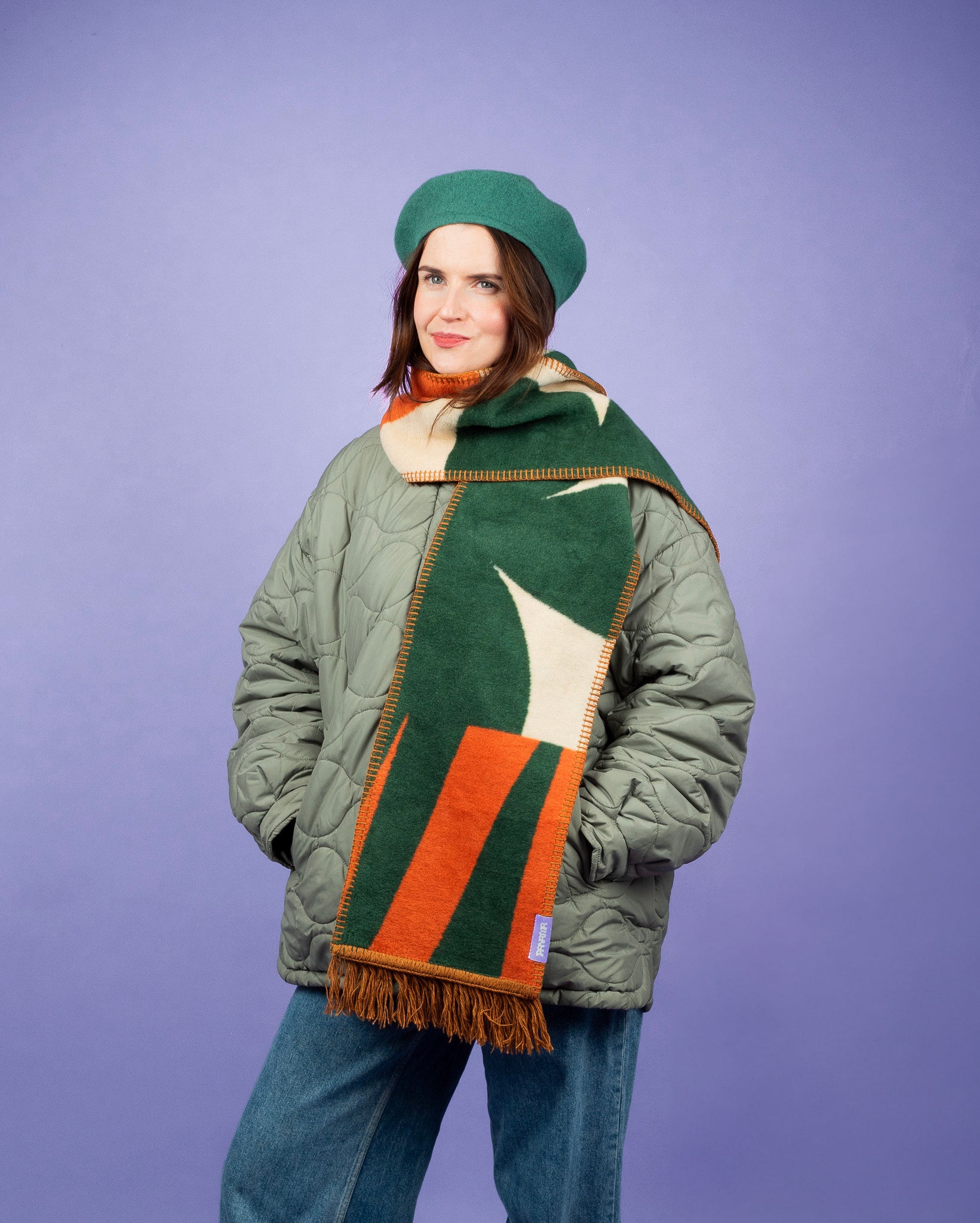 Julia w zielono - beżowo - pomarańczowym szaliku, na fioletowym tle