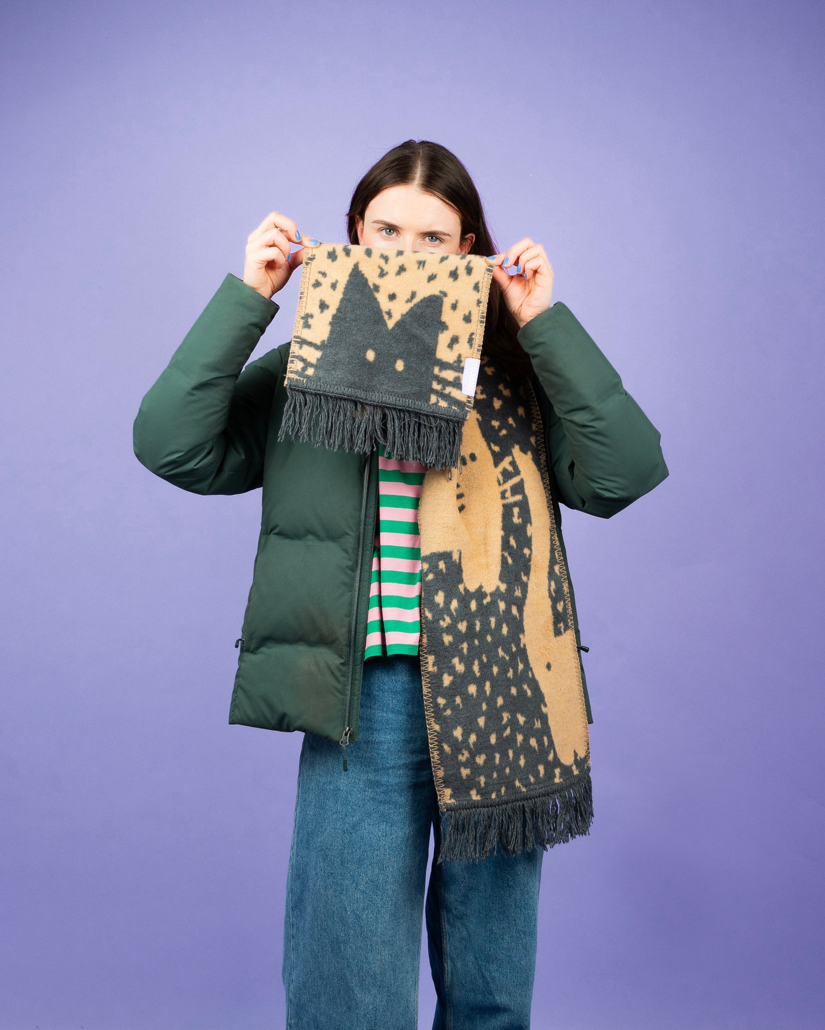 Beżowo - szary szalik w koty na Julii, na fioletowym tle