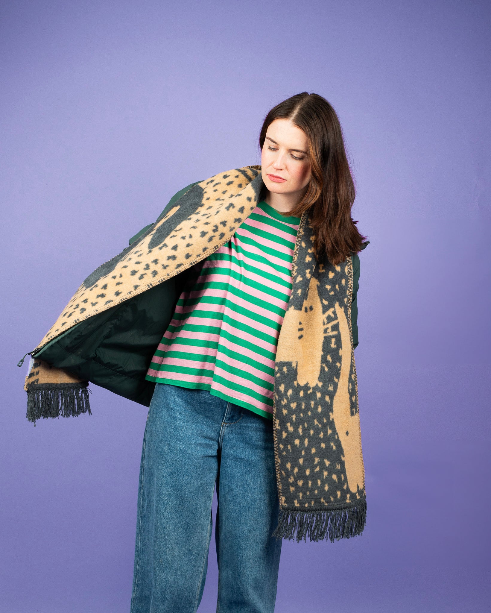 Beżowo - szary szalik w koty na Julii, na fioletowym tle