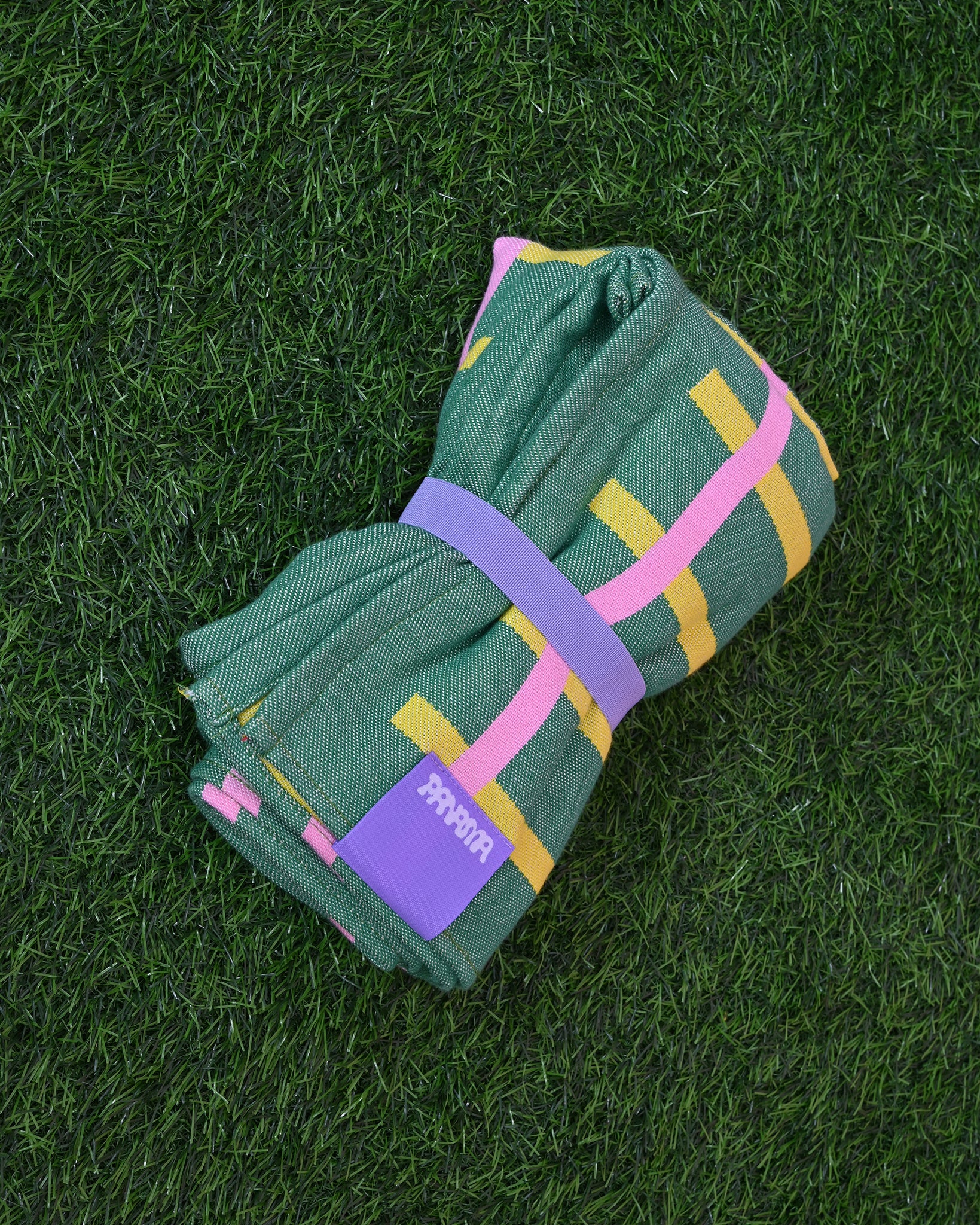 zielony ręcznik plażowy, w żółto-różową kratkę