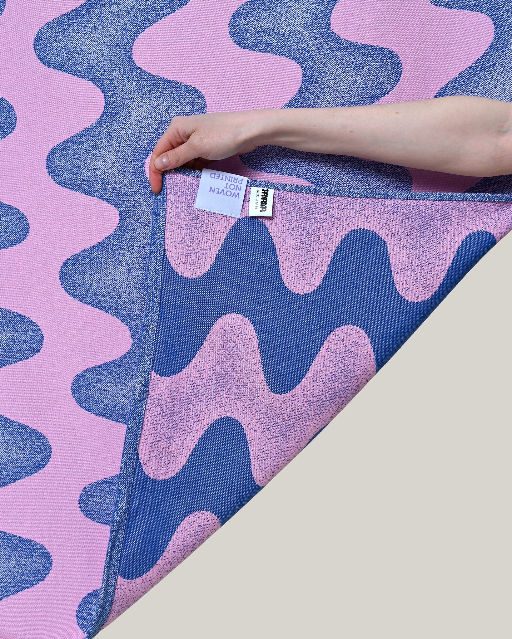 zbliżenie na detal ręcznika żakardowego FALE