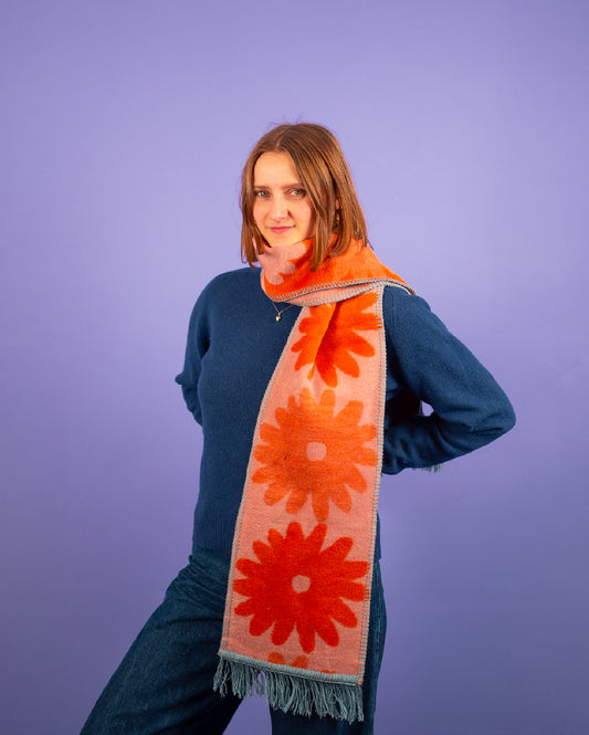 Szalik w kwiatki na Kamili, zawinięty na szyji