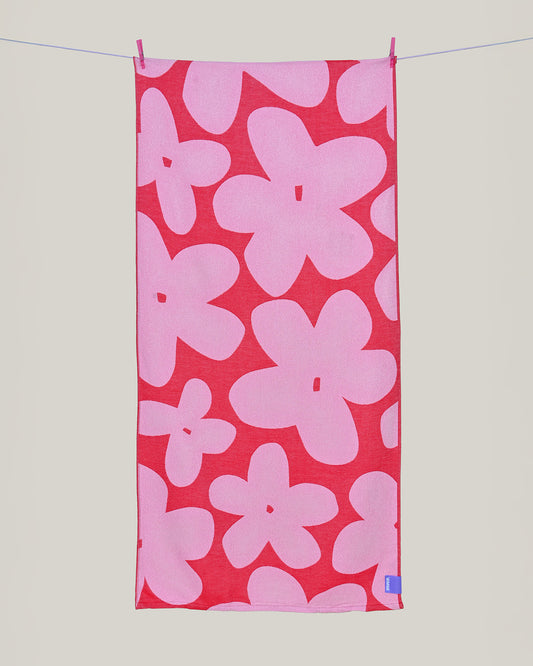 Różowo-czerwony ręcznik żakardowy MALINA, w kwiecisty wzór