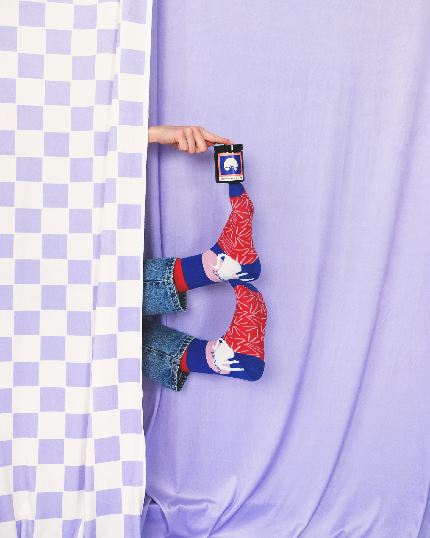 Mini set HARCE, kolorowe skarpetki z kocim wzorem i sojowa świeczka o zapachu bergamotki z pomarańczą.