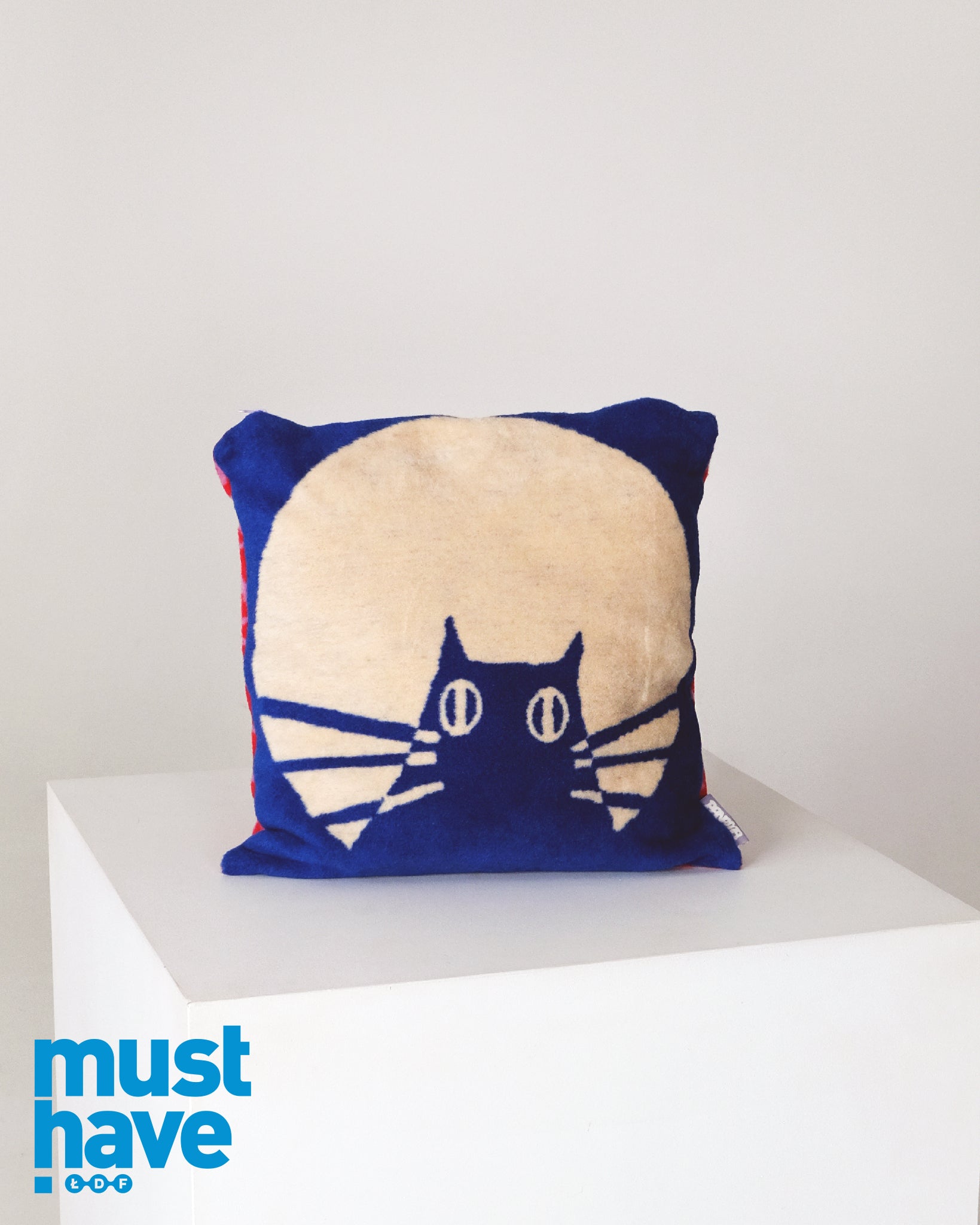 Poszewka HARCE, część zestawu i setu HARCE wyróżnionego nagroda MUST HAVE 2024 przez Łódź Design Festival.