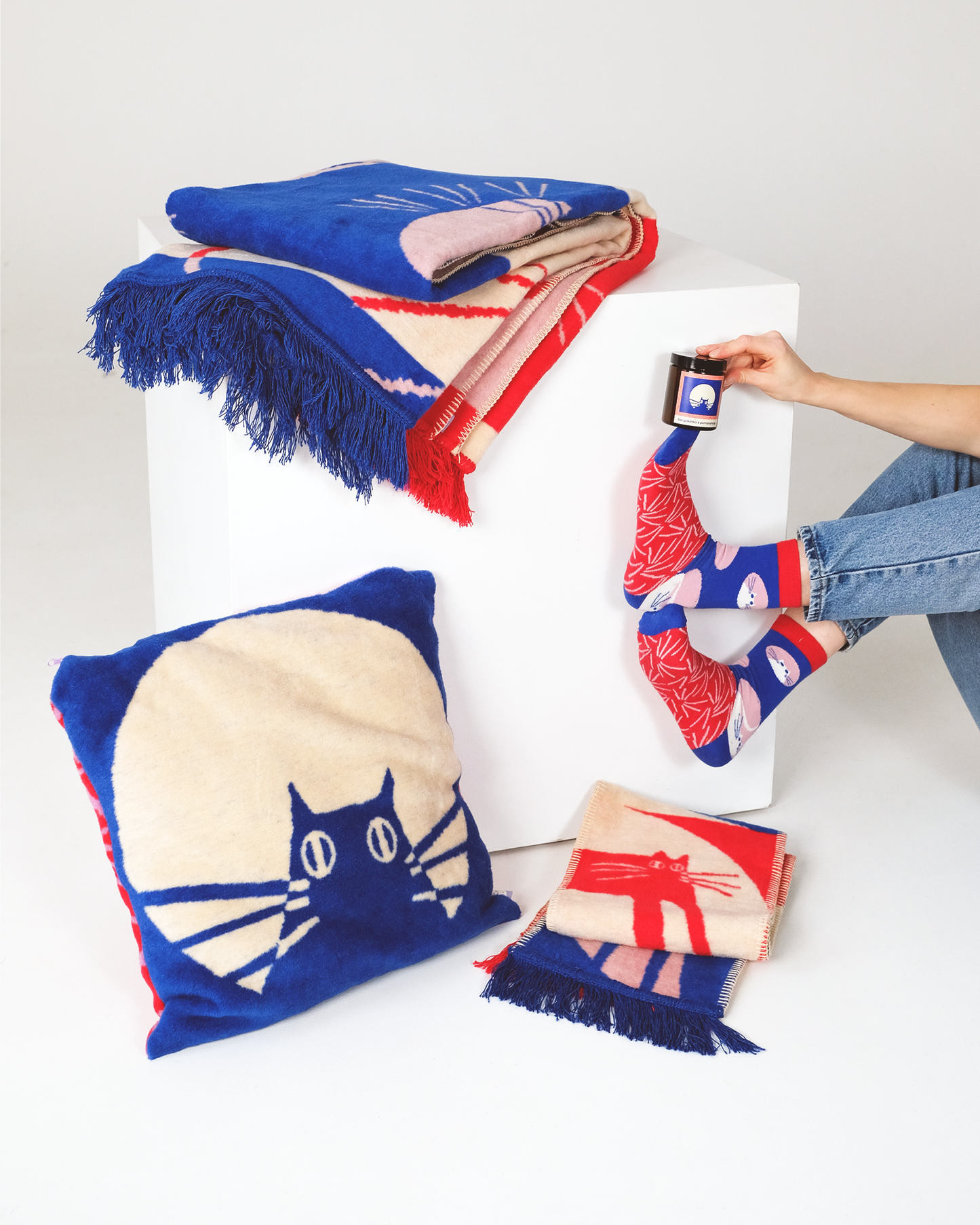 Zestaw HARCE: koc lub pled - do wyboru, poszewka na poduszkę, szalik, skarpetki i świeczka sojowa.