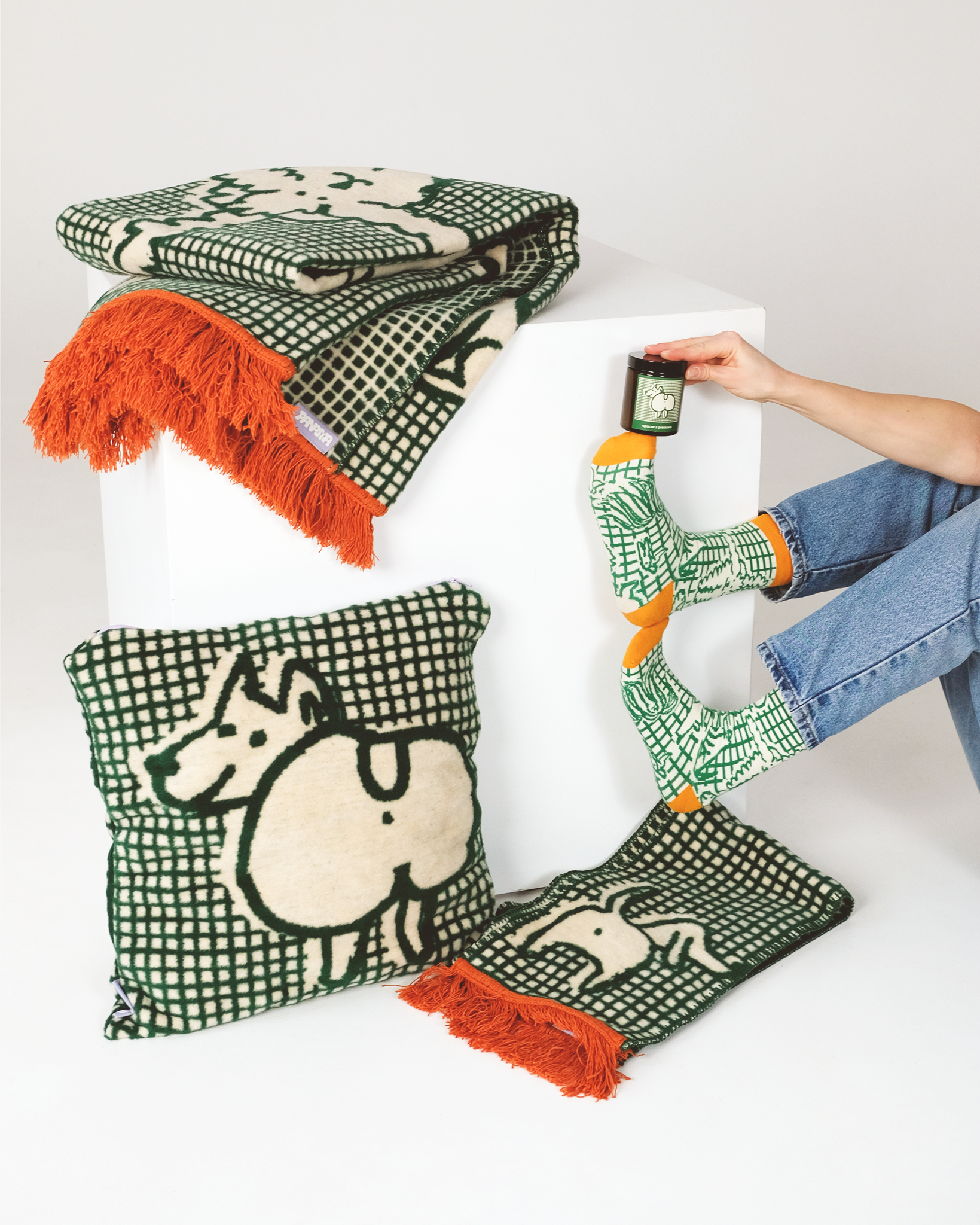 Zestaw ZADKI, koc lub pled, poszewka na poduszkę, szalik, skarpetki i świeczka sojowa.