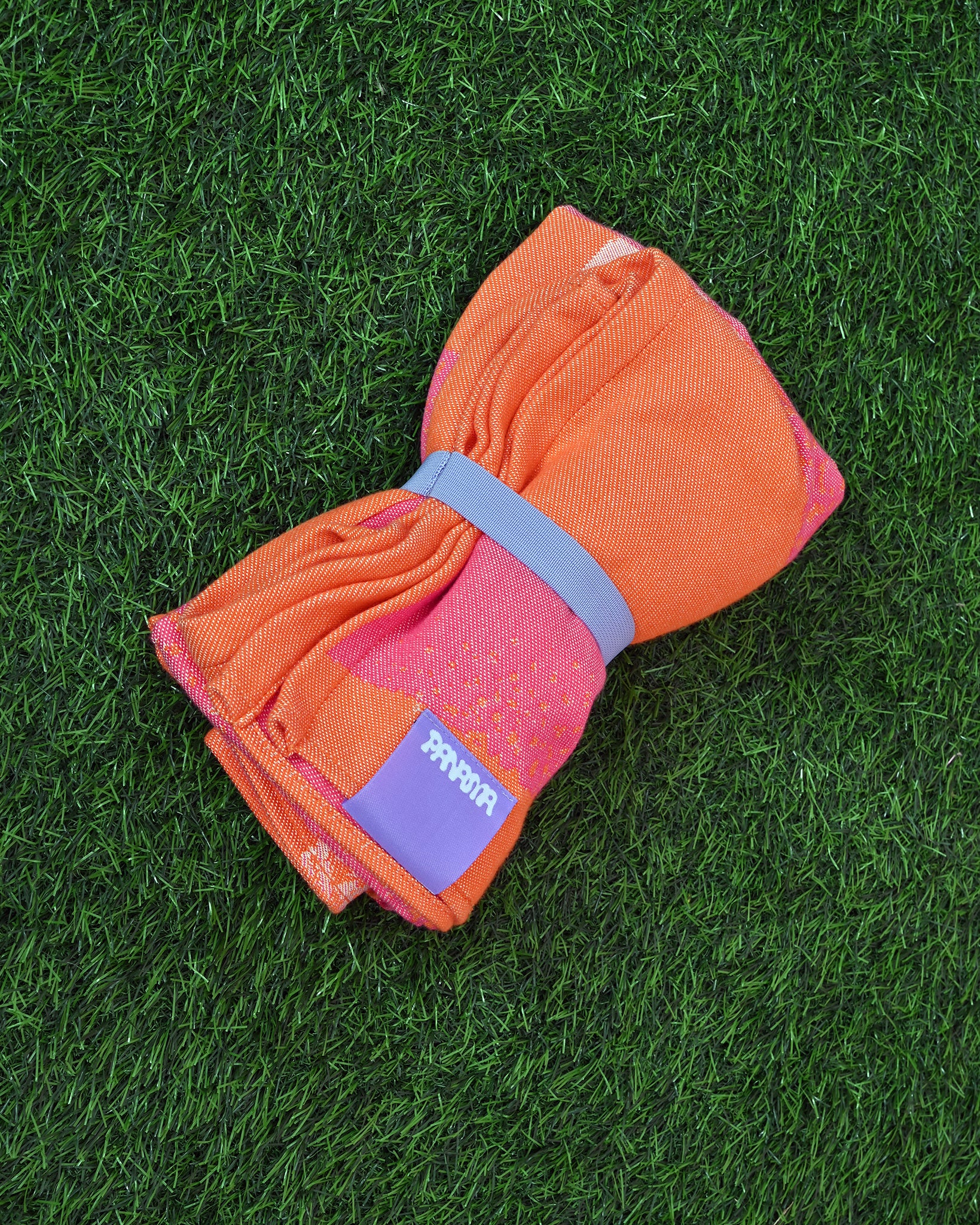 plażowy ręcznik żakardowy LOOP zwinięty w fioletową gumkę