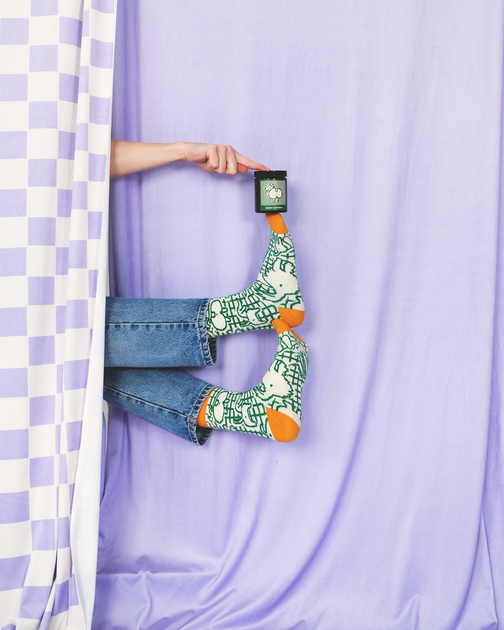 Bawełniane skarpetki ze wzorem w psy oraz sojowa świeczka zapachowa.