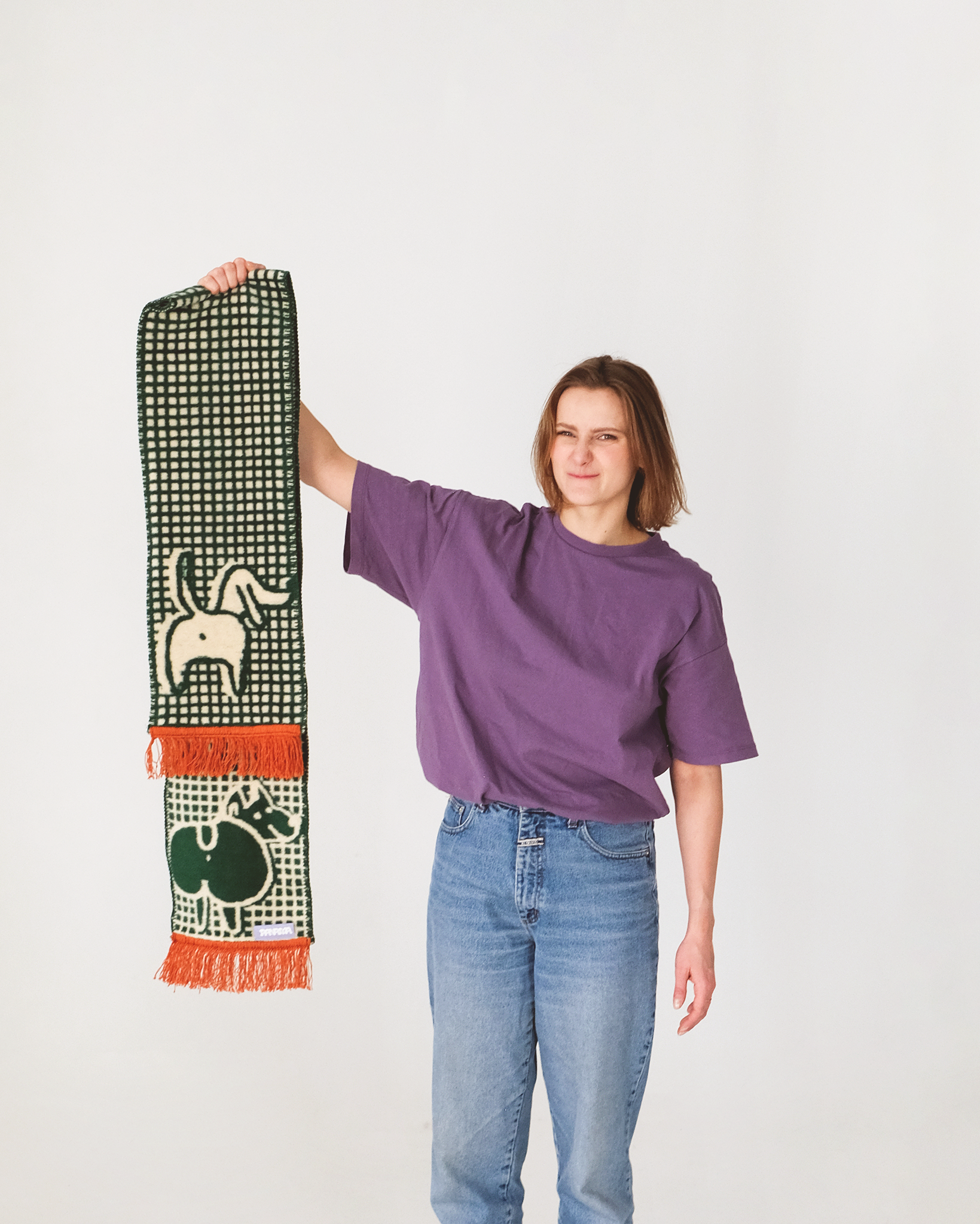 Szalik żakardowy ZADKI w kontekście modelki.