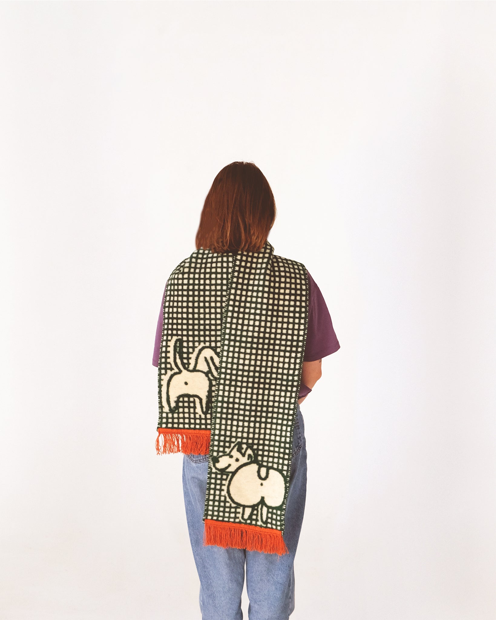 Szalik ZADKI, żakardowy puchaty szalik z zadkiem corgiego i jamnika. Wykończony pomarańczowymi frędzlami.