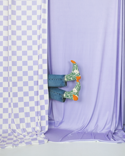 Skarpetki bawełniane z psim wzorem, zielono-beżowe z pomarańczową piętą, palcami i ściągaczem.